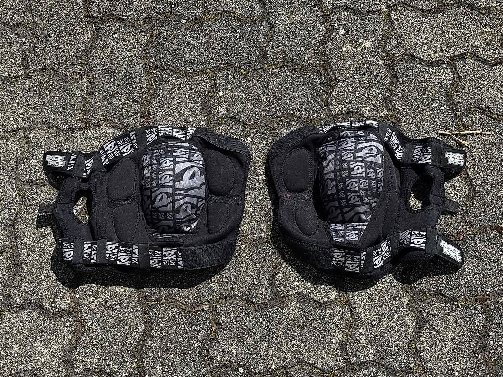 Race Face Protezioni & Imbottiture: Race Face Knieschoner – Usato da Walterswil SO venduto da Sunshineyupi