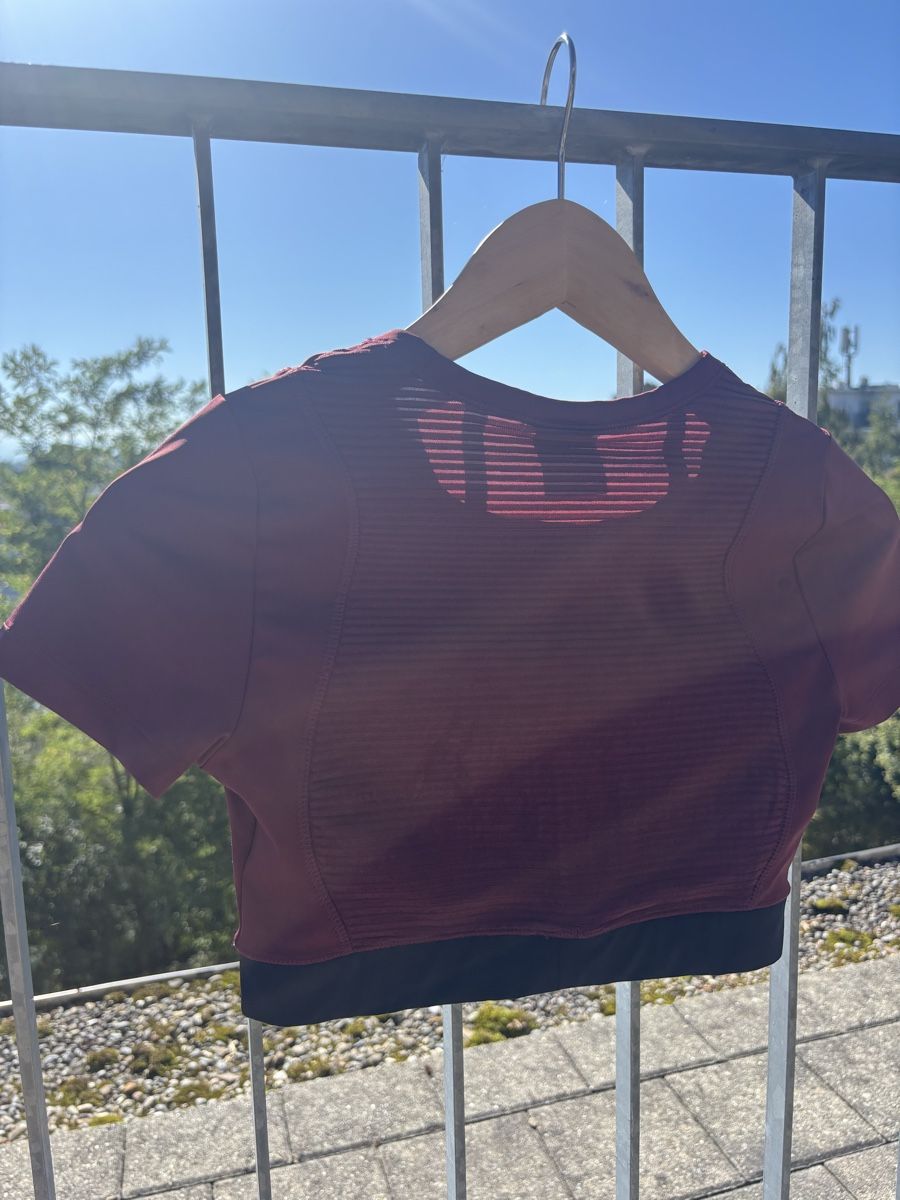 Nike Top: NIKE Crop Top fürs Gym – Nuovo (secondo la descrizione) da Wetzikon ZH venduto da aku_gw6r 2