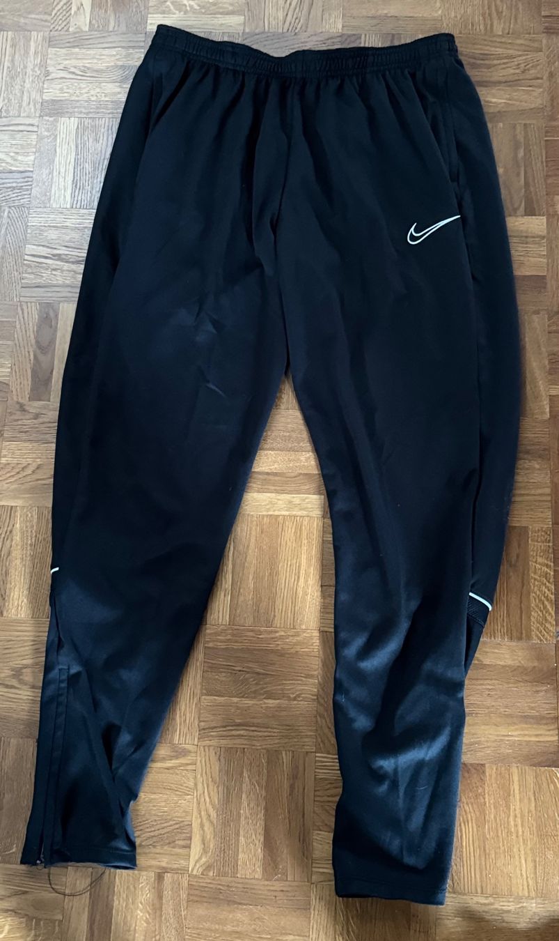 Nike Pantaloni: Nike Hose – Usato da Herzogenbuchsee venduto da zukerka