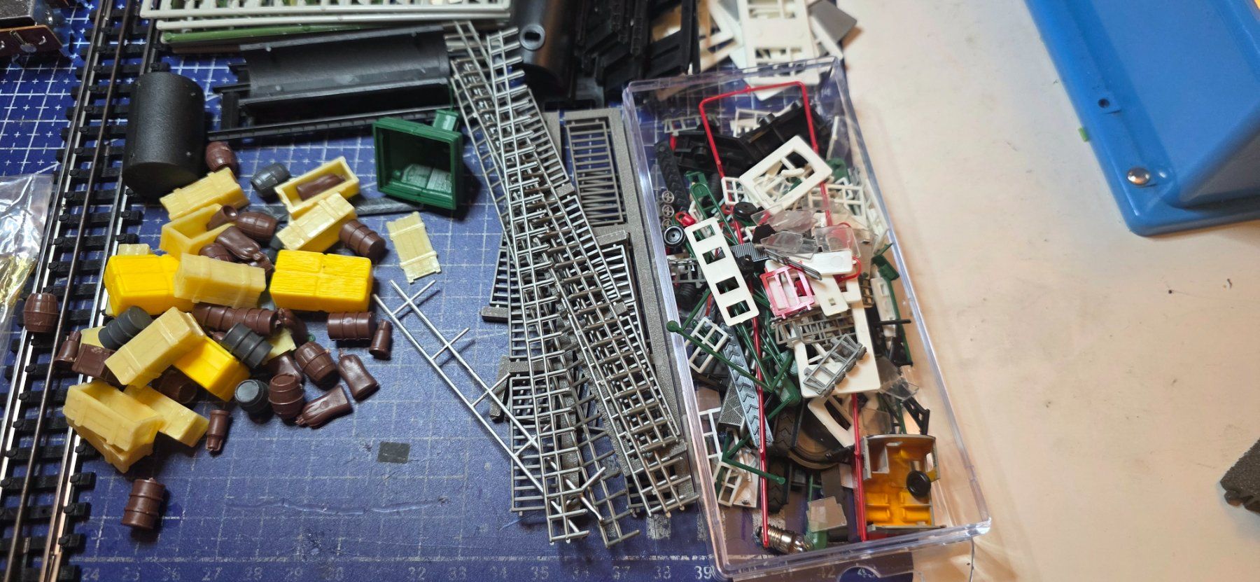 Modellini di ferrovie: Diverse Modelleisenbahn-Teile – Usato da Hochfelden venduto da Danizh0 1