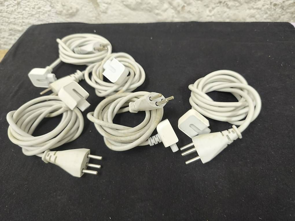 Apple Câbles: Stromkabel mit Schweizer Stecker (1,8 m) – D'occasion à Binningen par saviola01 2