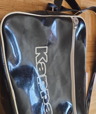 Umhängetasche Kappa schwarz lackfarben weiss 