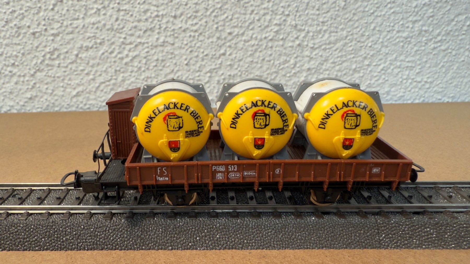 Lima Modellini di ferrovie: Lima H0 Bierwagen mit Dinkelacker Bier Fässer H0 / DC – Usato da Schlieren venduto da rat_lq6b 2