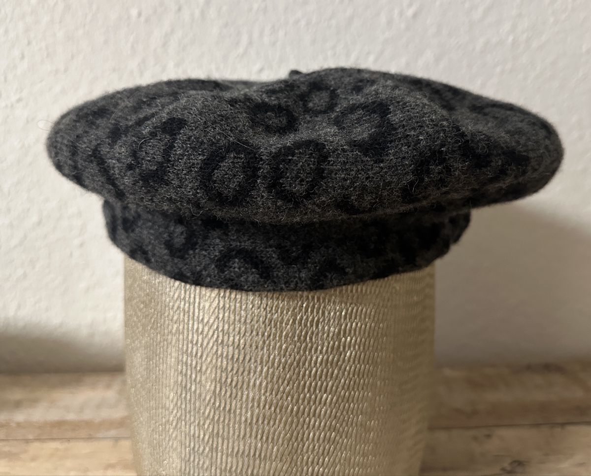 Barts Copricapi, berretti & cappellini: Barts Leconte Beret – Wollbarett grau leopard – Usato da Steffisburg venduto da blackcoffee 1