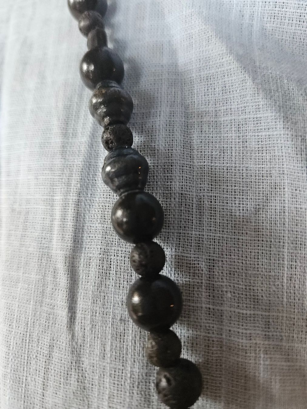 Catenine: Collier lave noire et boucle dorée – Nuovo e nell'imballaggio originale da Thônex venduto da lacomtessedesfees 2
