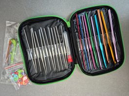 Etui mit Häkelnadeln und Utensilien