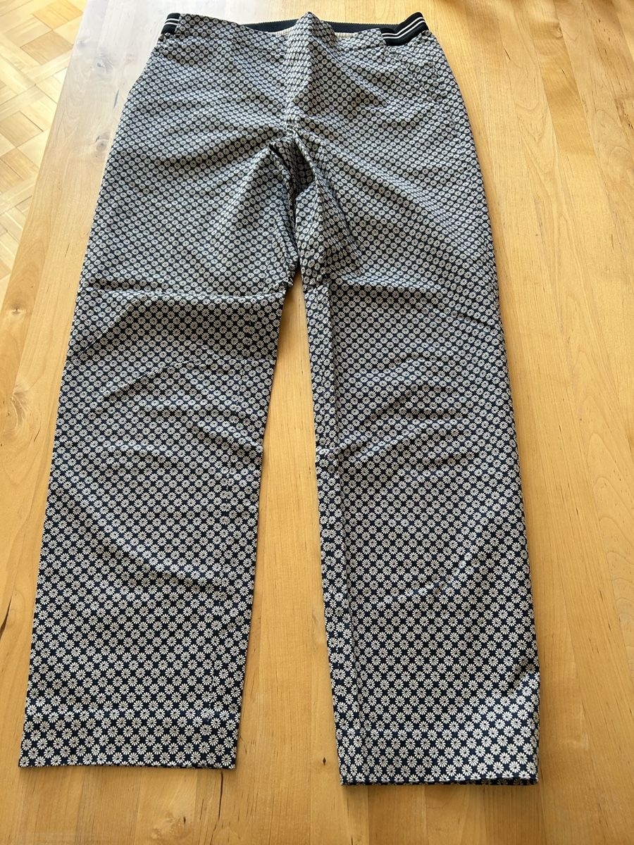 Uniqlo Pantaloni: New Uniqlo pants, flower design, size M – Nuovo (secondo la descrizione) da Zürich venduto da Sophie0569 1