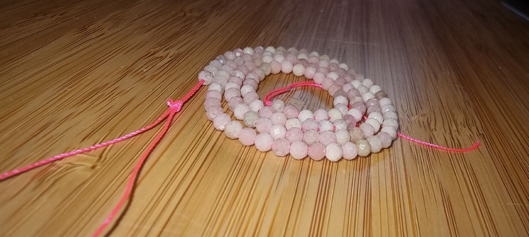 Minerali & Pietre curative: Opal rosa 3mm. facettiert Strang RAR – Nuovo e nell'imballaggio originale da Menziken venduto da Mirager