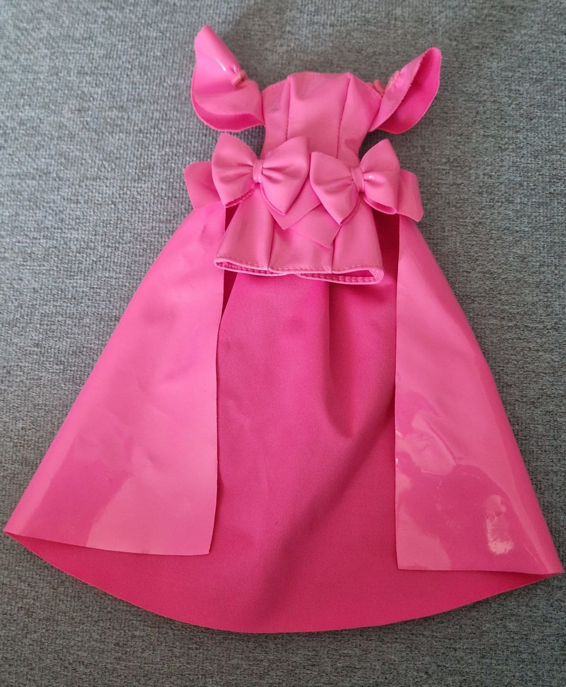 Bambole: Robe pour Barbie  – Usato da Couvet venduto da Pioune