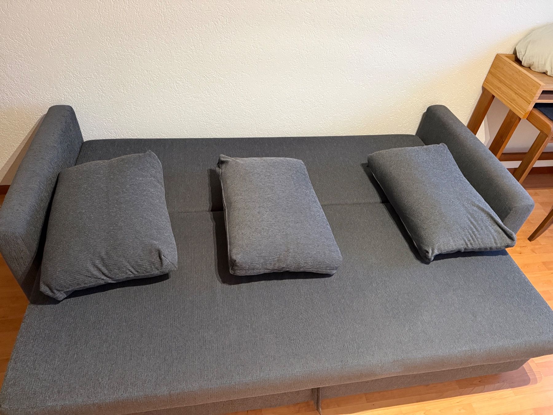 Ikea Divani: IKEA 3-er Schlafcouch mit Aufbewahrungslade grau – Usato da Schlieren venduto da nowaya 5