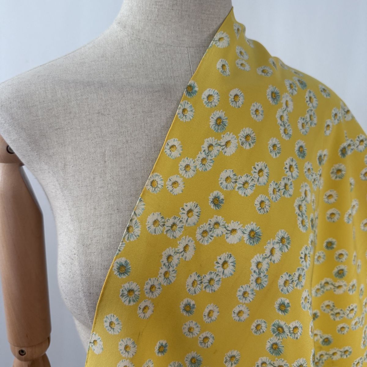 Fabric Frontline Foulard & Sciarpe: FABRIC FRONTLINE Silk Scarf – Usato da Emmen venduto da Nightingale_2022 2