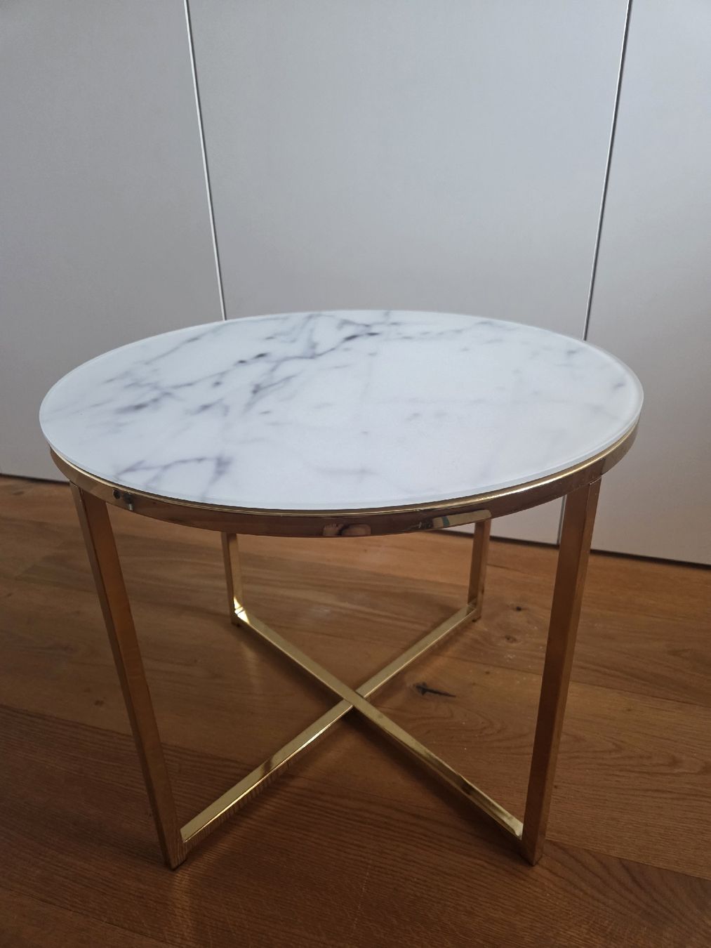 Tische: Runder Glas-Beistelltisch Marmoroptik gold – Gebraucht aus Mellingen von superwinter