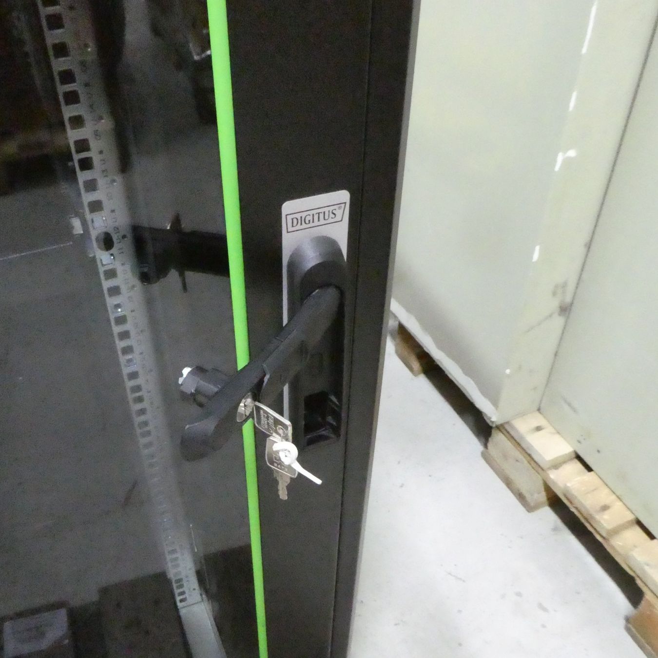 Racks & Cavalletti: Serverschrank Digitus 19 – Usato da Volketswil venduto da brockipfannenstil 5