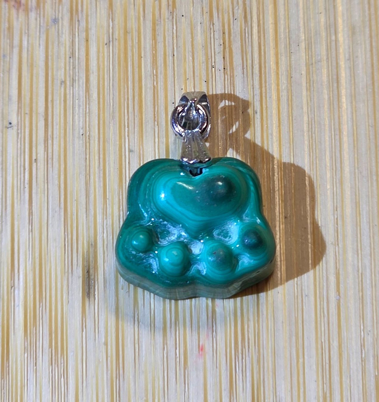 Minerali & Pietre curative: Malachit Pfote Anhänger mit Metallöse – Nuovo e nell'imballaggio originale da Matzingen venduto da Shay_Crystalz 2