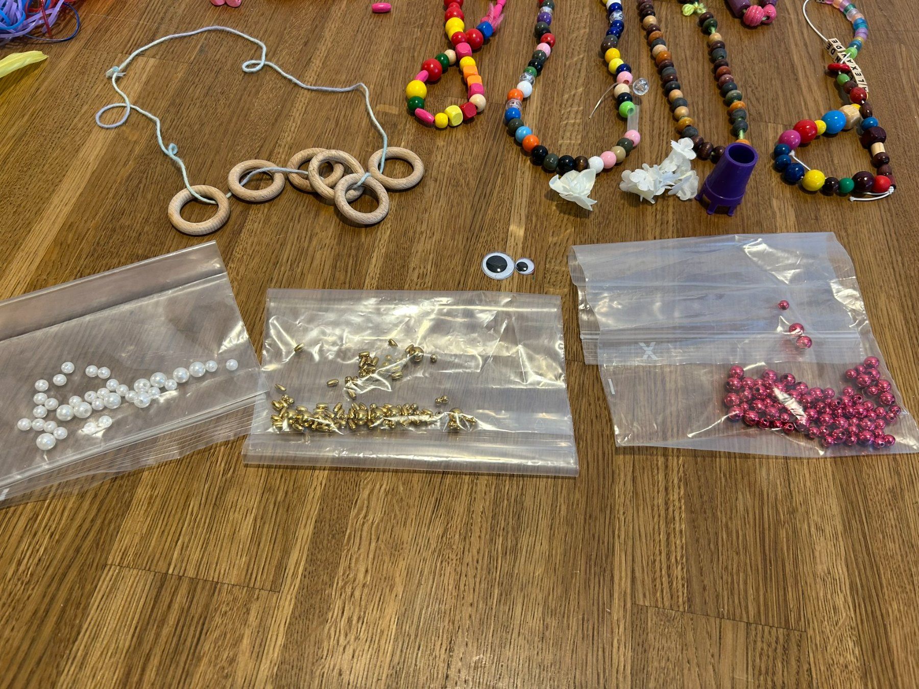 Kit bricolage: Grosses Bastelset mit Perlen, Stempeln, Federn & Zubehör – Usato da Küsnacht ZH venduto da filo_fila8700 3
