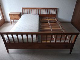 Neuwertiges Biedermeier Doppelbett mit zwei Nachttischen
