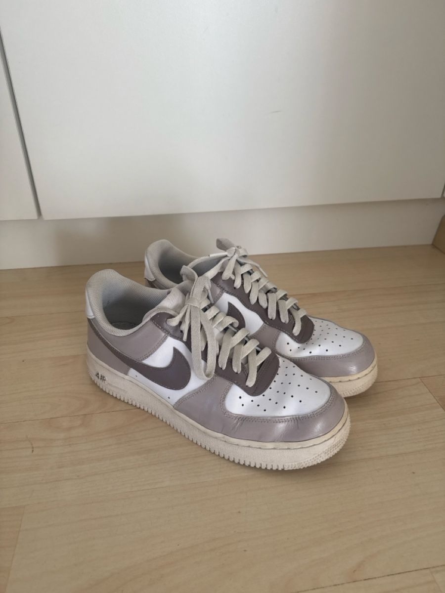 Nike Chaussures hommes: Nike Air Force white/brown – D'occasion à Sutz par lue_s5cv