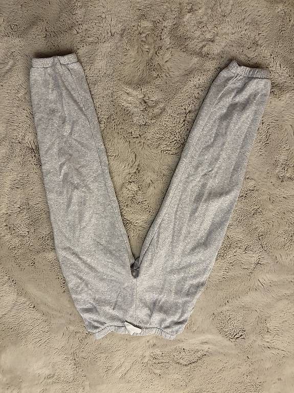 H&M Pantalons: Graue Trainerhose – D'occasion à Lenk im Simmental par niczbaeren 1