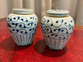 Paar antike Deckelgefässe, Porzellan blau-weiss, China