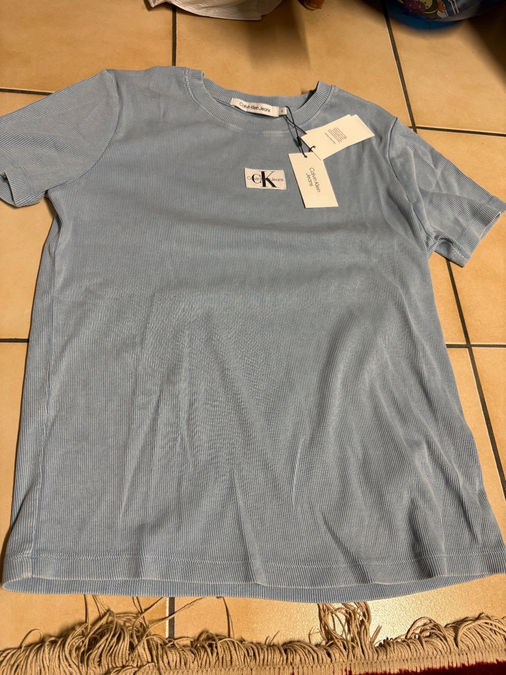 T-shirt: Maglietta azzurra ck nuova – Nuovo e nell'imballaggio originale da Davesco soragno venduto da Gaby230