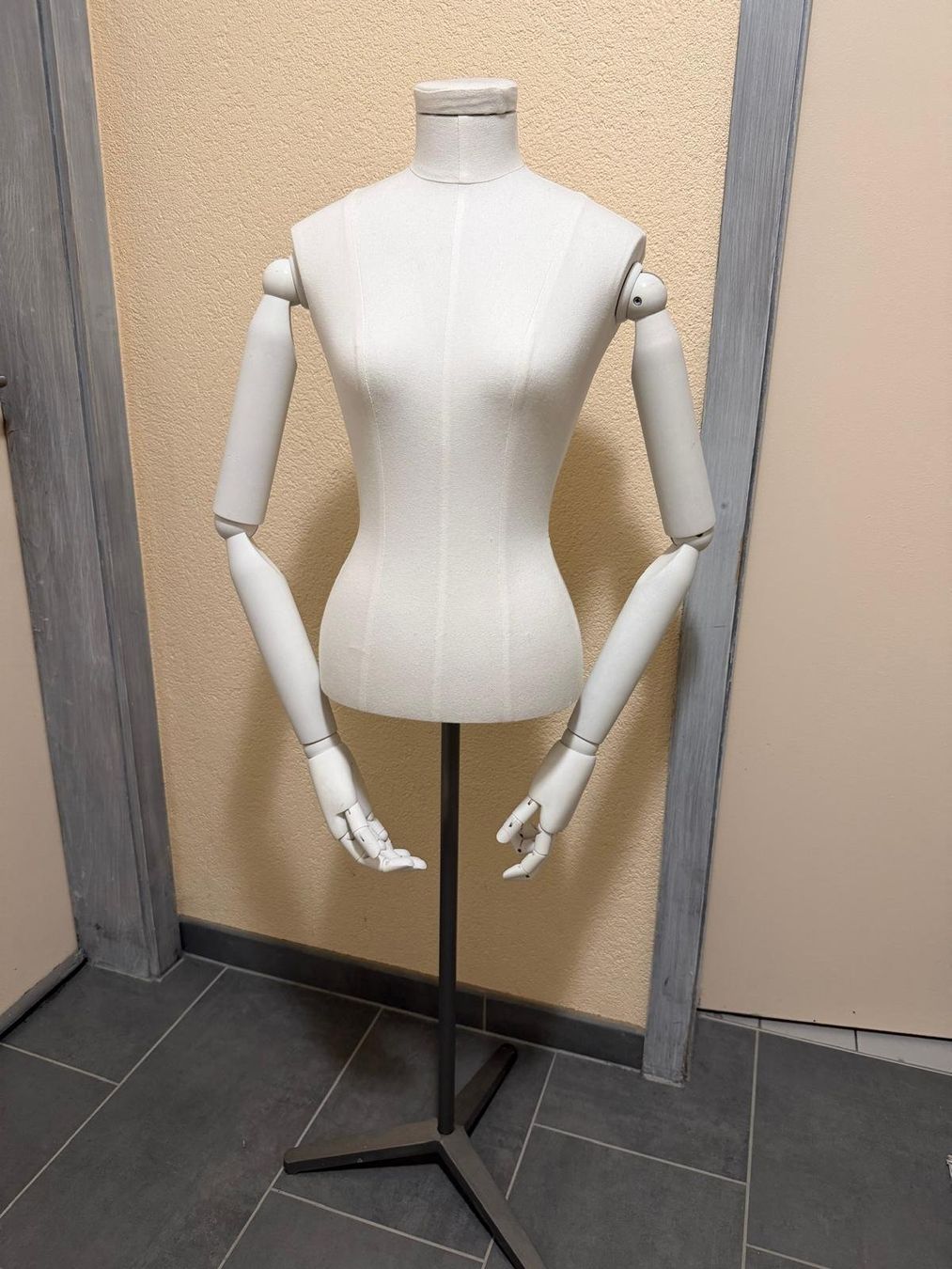 Allestimento di negozi e stand fieristici: Mannequin avec bras articulés amovibles – Usato da le landeron venduto da canette