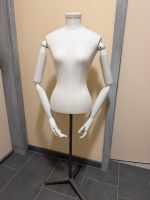 Mannequin avec bras articulés