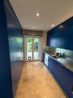Blaue Küche mit Geräten & Apothekerschrank, gebraucht
