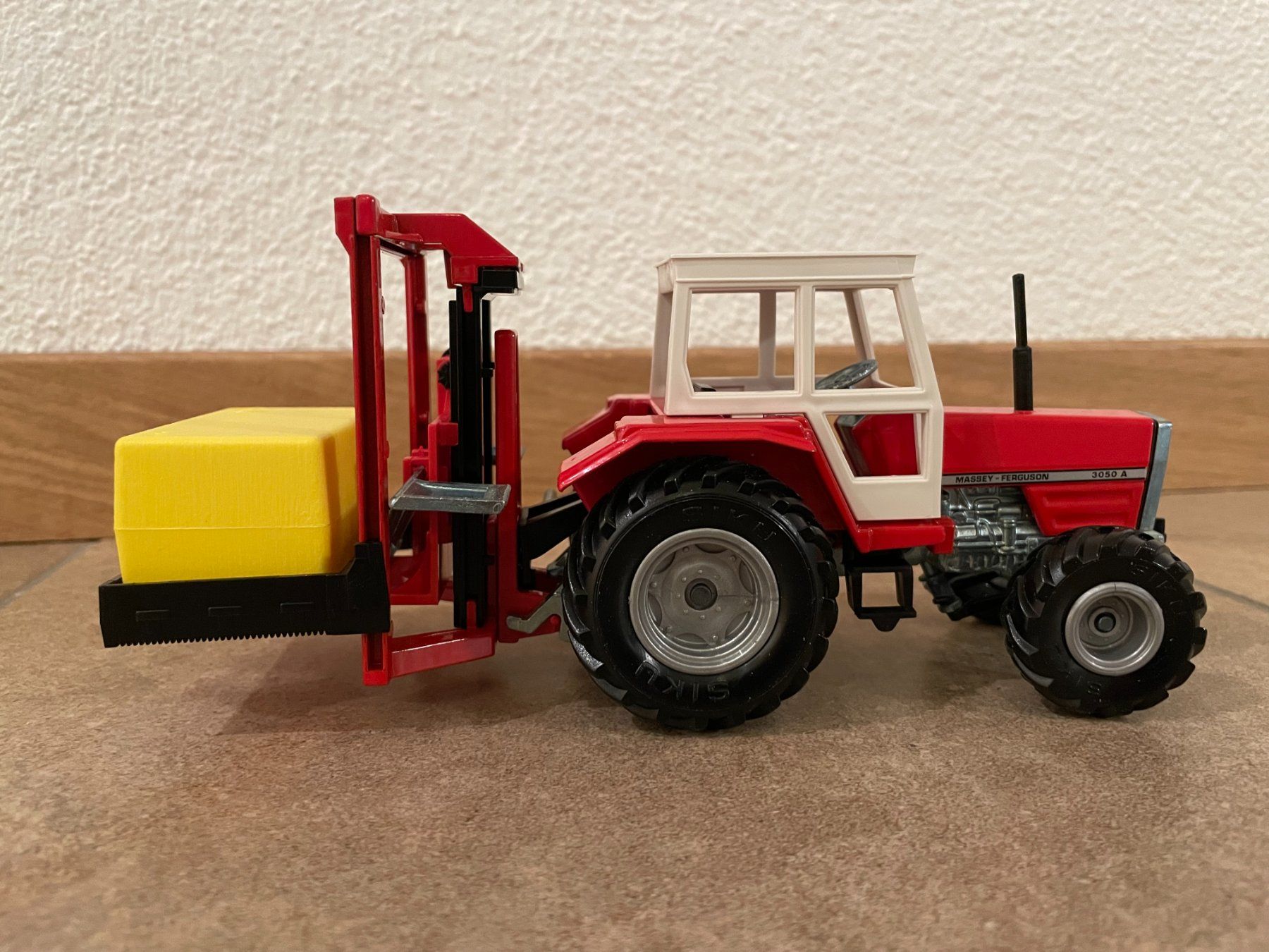 Massey Ferguson Tracteurs: SIKU Massey Ferguson 3050A mit Siloblockschneider – Neuf avec emballage d'origine à Kreuzlingen par Stefan1150 2