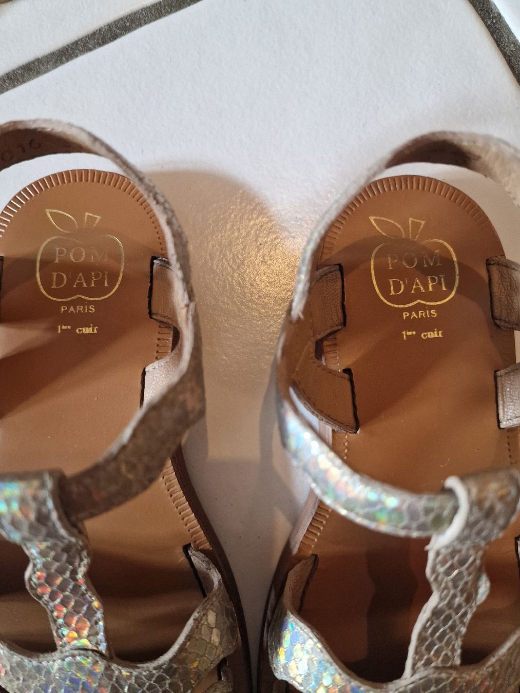 Pom d'Api Schuhe für Mädchen: Sandales "Pom d'Api", cuir doré brillant, taille 31 – Gebraucht aus Gingins von ven_mz7b 3