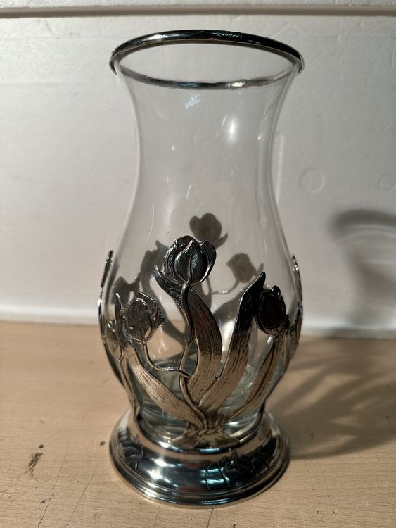 Magnifique vase en étain et verre, décor floral argenté. (Gebraucht) in — free download