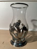 Magnifique vase en étain et verre, décor floral argenté.