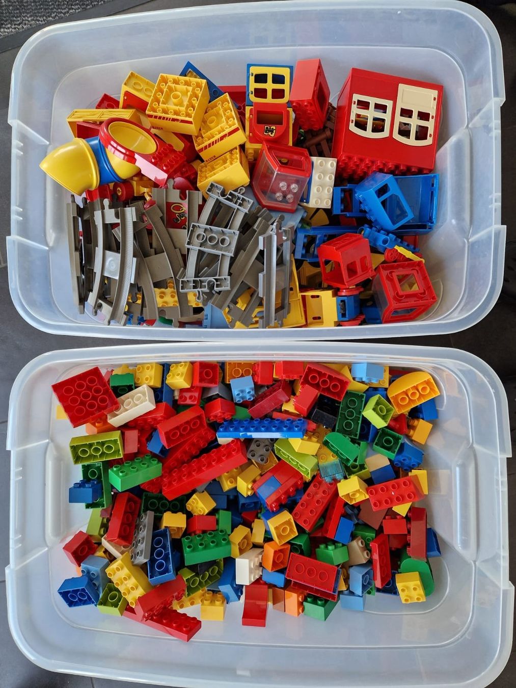 Lego Giocattoli: Lego Duplo zwei Boxen und vier Platten – Usato da Schötz venduto da protea84
