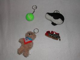 Div Schlüsselanhänger. Tennisball, Bär, Finken und Fisch