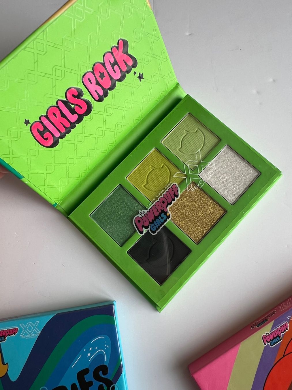 Maquillage: Palettes Super Nanas de Makeup Revolution – Neuf avec emballage d'origine à Neuchâtel par Thesebootsaremadeforwalking 2