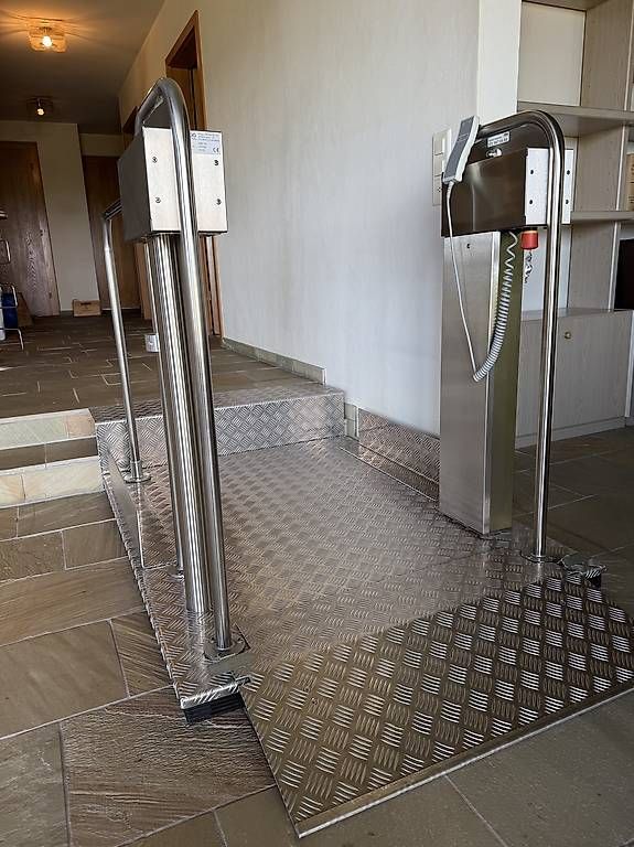 Piattaforme elevatrici & Crick: Rollstuhllift/Hebebühne – Usato da Illnau venduto da mei_8cyp
