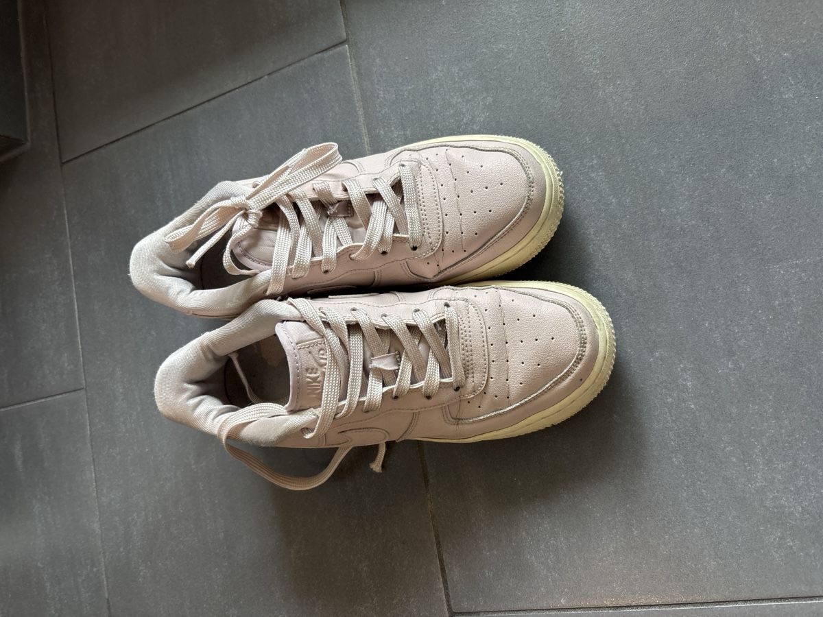 Nike Scarpe da donna: Nike Air Force 1 roses - Taille 38.5 – Usato da La Chaux-de-Fonds venduto da Elora237