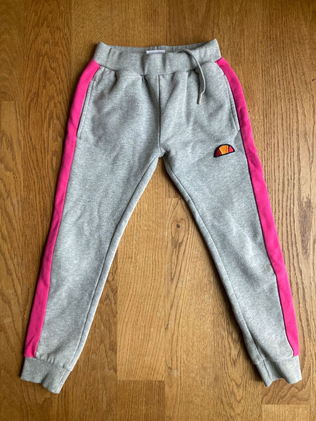 Ellesse Pantaloni: Trainerhose von Ellesse, 116–122 – Usato da Männedorf venduto da yellowshark01