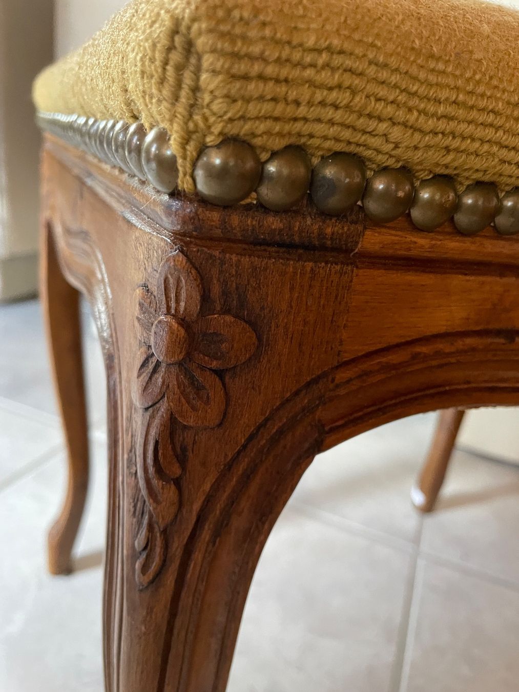 Sgabelli: Antiker Hocker mit Gobelin Bezug – Usato da Luterbach venduto da vac_yv8x 5