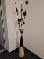 Dekorative Kunststoff-Vase mit Dekorgesteck