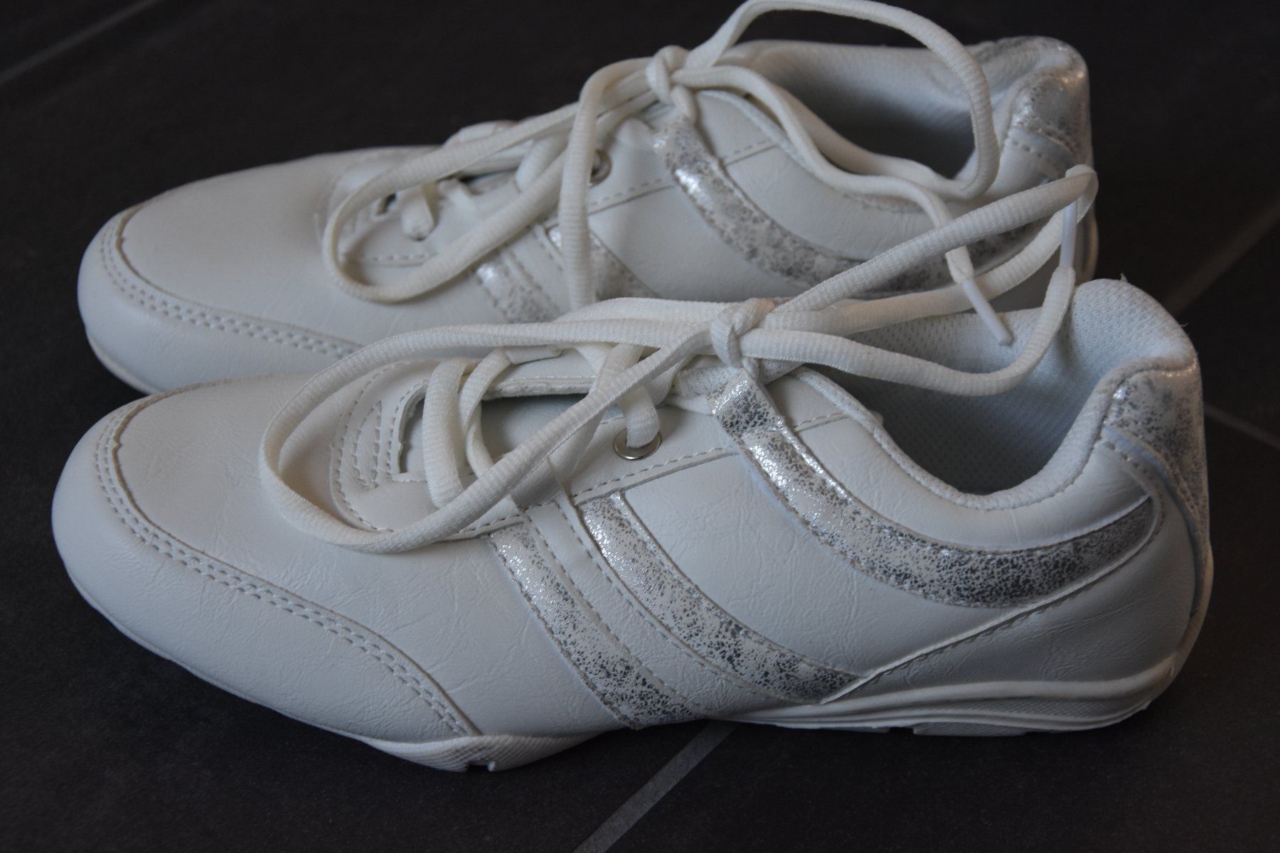 Scarpe da donna: Sneaker, Gr 36, Neu – Nuovo e nell'imballaggio originale da Sins venduto da dsto
