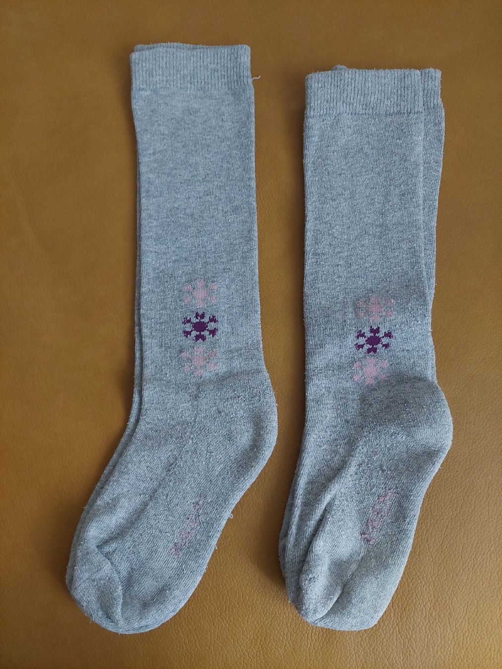 Socken für Kinder: Warme Wintersocken mit Schneeflockenmuster, Grösse 28 + 30 – Gebraucht aus Flims Dorf von Truemorish