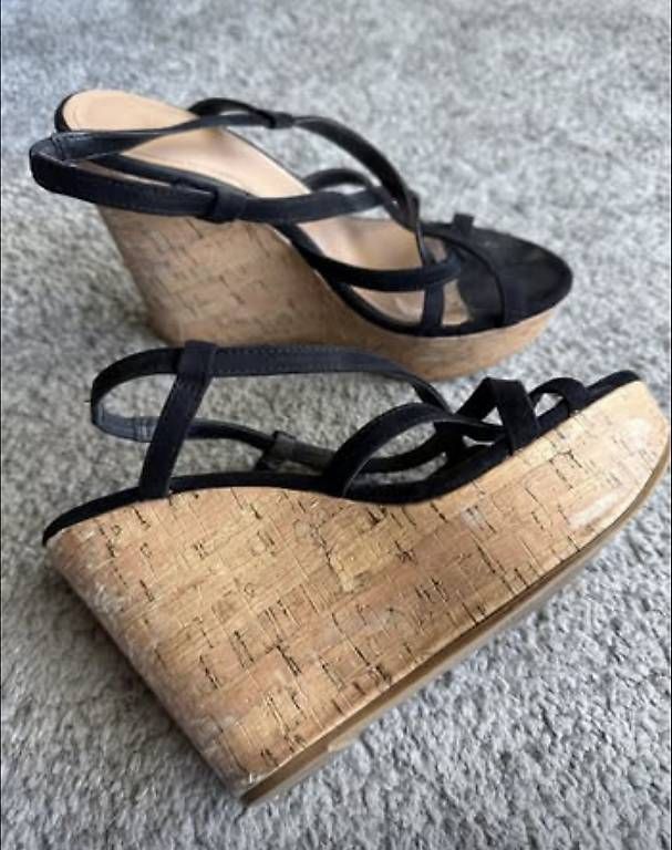 Scarpe da donna: Keilsandalen schwarz Gr. 37 – Usato da Uzwil venduto da nana.93 2