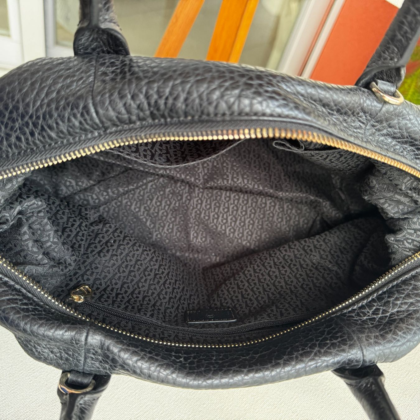 Aigner Borse da donna: Aigner Bowling bag Leder schwarz-gold – Usato da Muttenz venduto da einfach-schoen 3