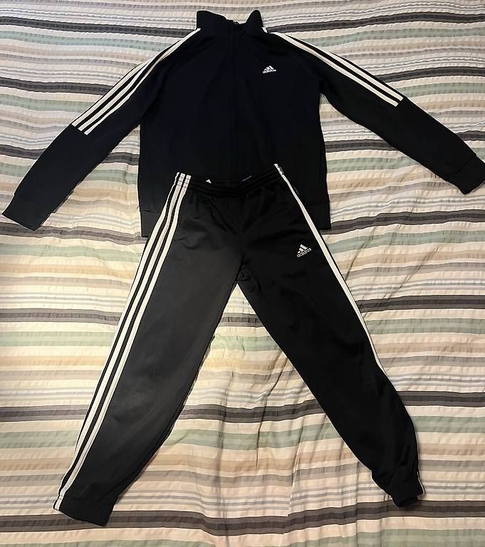 Lots de vêtements: Ensemble Adidas  – D'occasion à Chavannes-Renens par luc_52p8