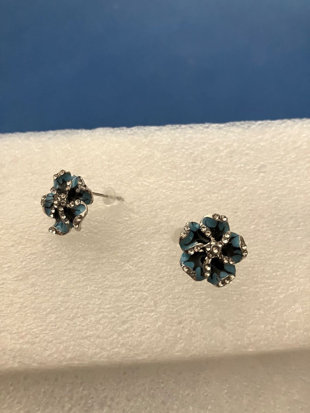 Orecchini pendenti & Orecchini a lobo: Modeschmuck, Ohrstecker, Blume silberf. blaue Blüten, NEU – Nuovo (secondo la descrizione) da Affoltern am Albis venduto da Dlotti