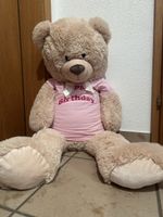 Grosser Teddybär mit "Happy Birthday" T-Shirt