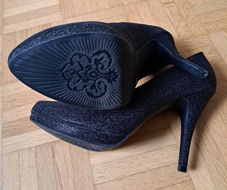 Scarpe da donna: Pumps mit hohen Absätzen – Usato da Alpnach Dorf venduto da Gada8 1