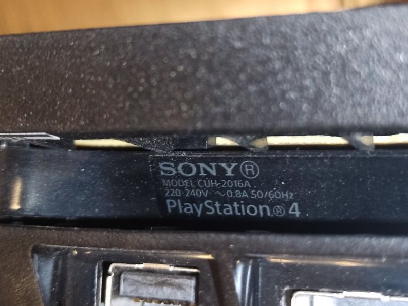Sony Konsolen: Sony - PlayStation 4 - PS4 SLIM / Controller / Spiele / usw. – Gebraucht aus Oberweningen von mar_87mx 7