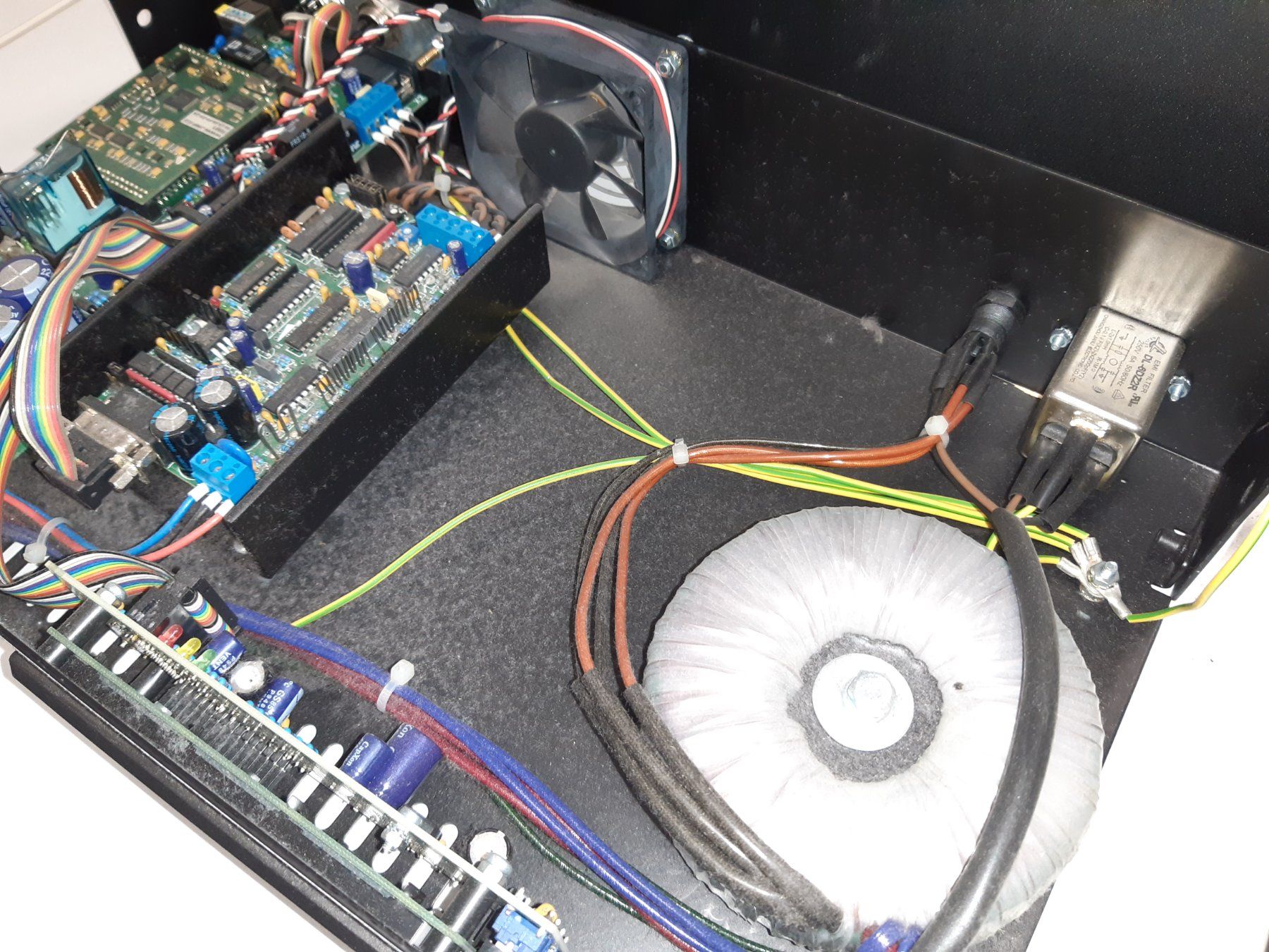 Componenti elettronici: Gerät mit Netzteil, Ringtrafo, Einschaltknopf, Venti etc. – Difettoso da Lohn-Ammannsegg venduto da Molch7 5