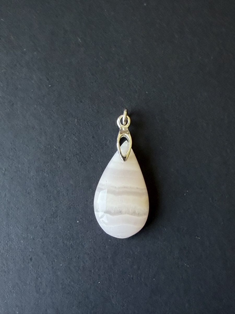 Ciondoli: Pendentif avec pierre naturelle: manganocalcite – Nuovo e nell'imballaggio originale da Le Noirmont venduto da Fanny_